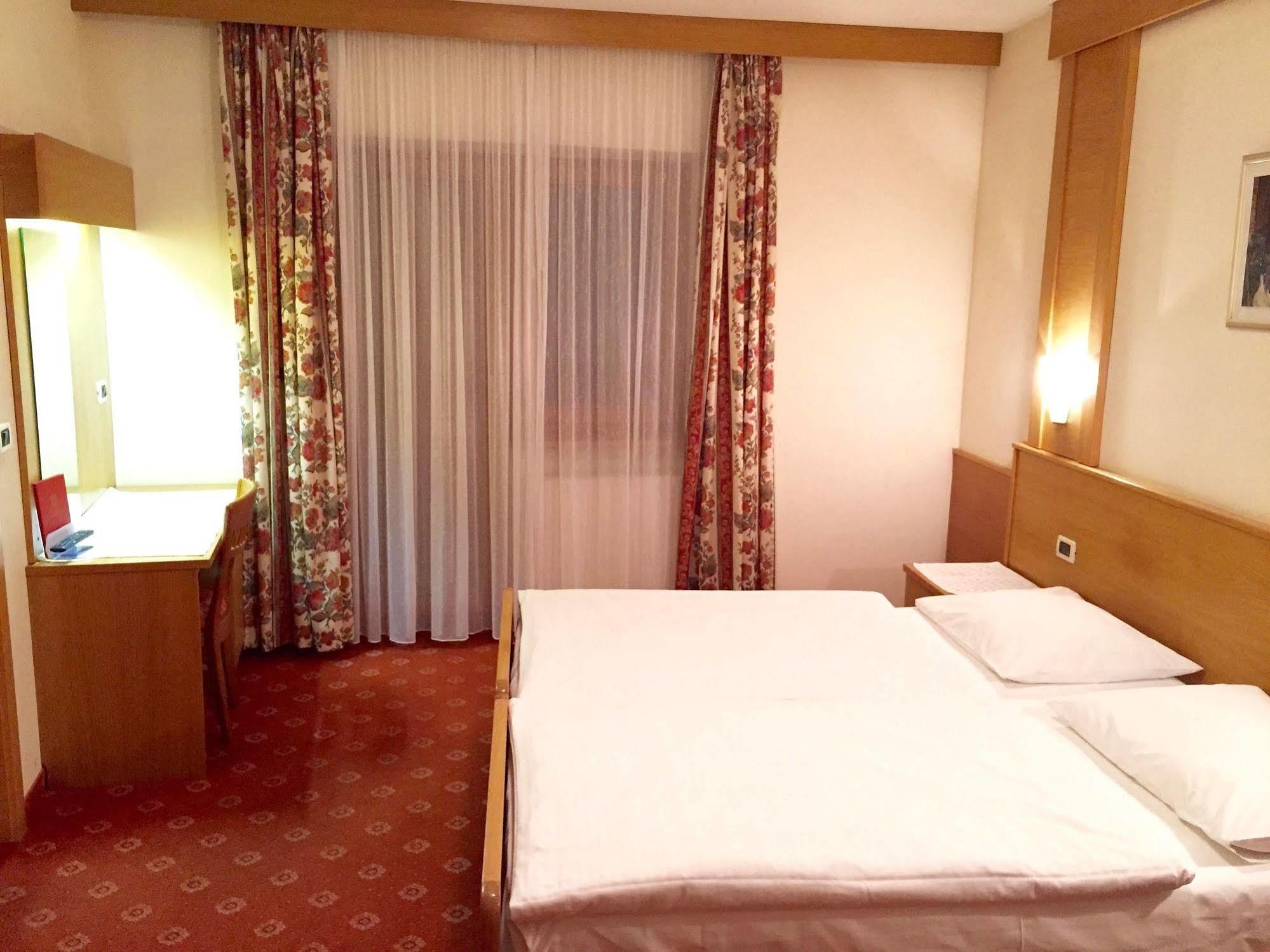 Hotel Waldheim Sarnonico Eksteriør bilde